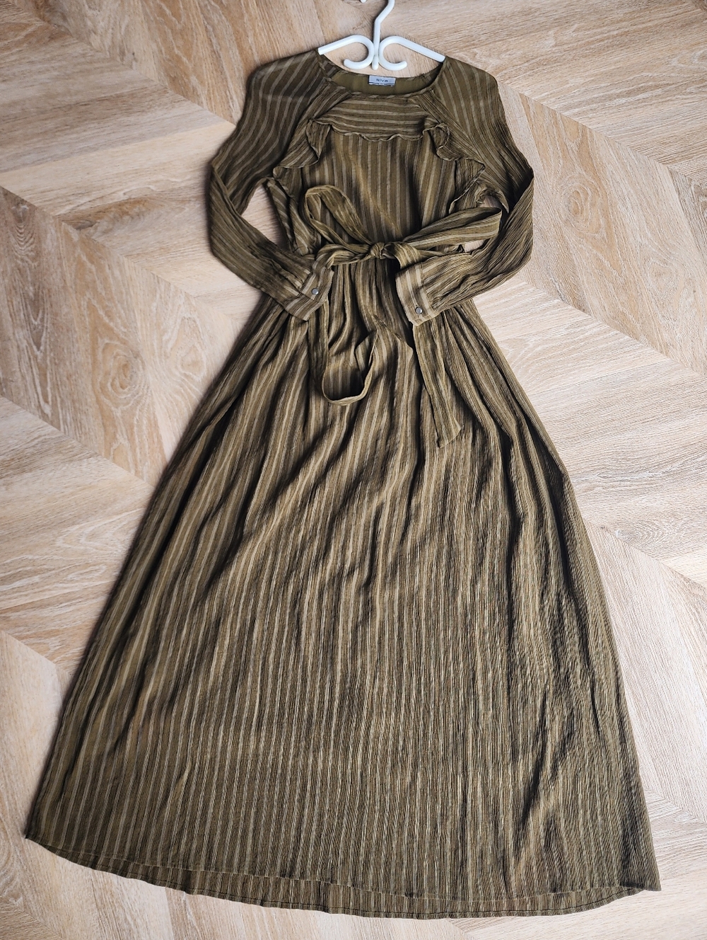 Gorgeous Full Length Olive Green Long Sleeve Maxi Dress with Waist Tie